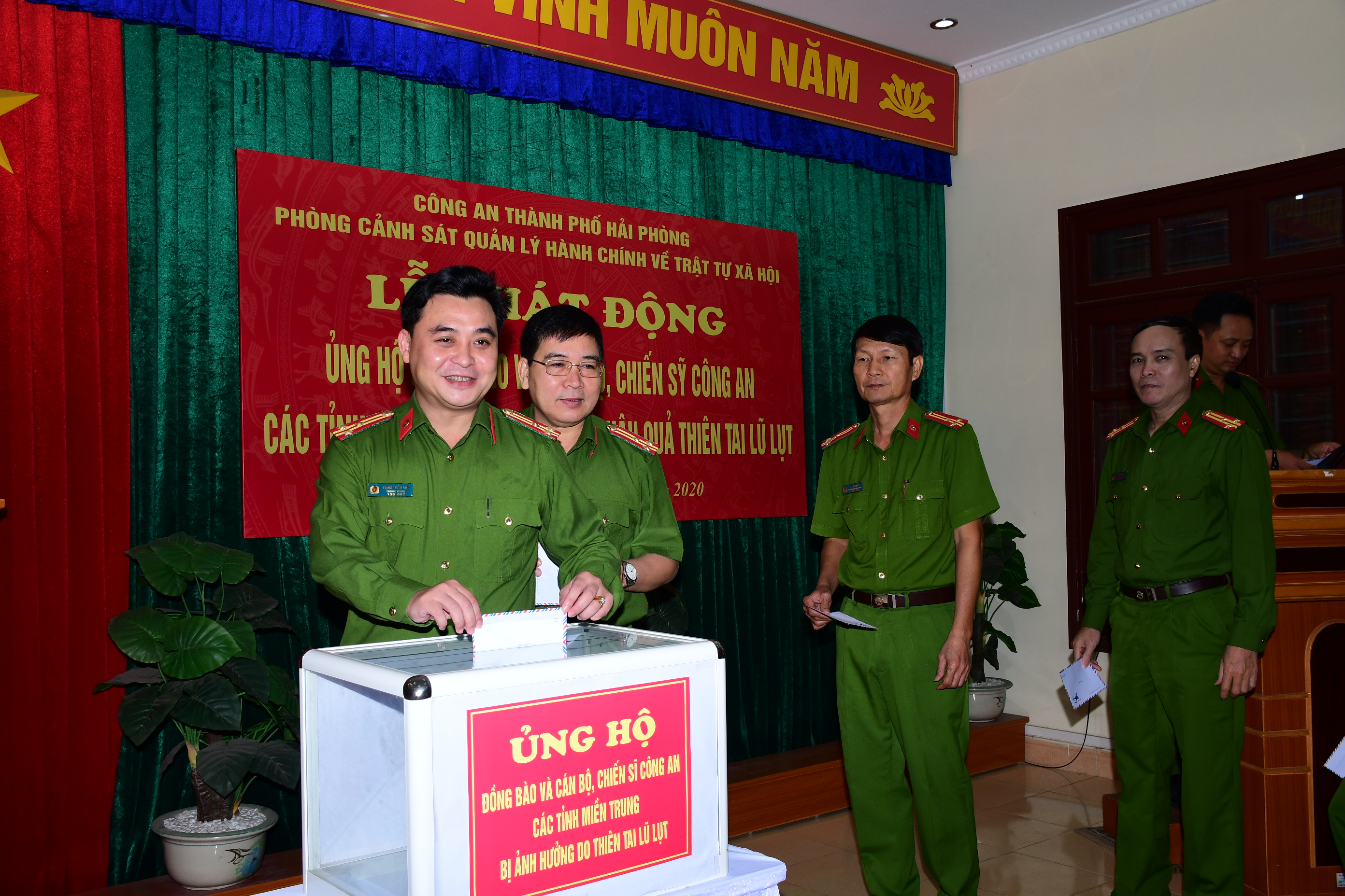 Phòng Cảnh sát quản lý hành chính về trật tự xã hội: Ủng hộ đồng bào, CBCS công an các tỉnh miền Trung khắc phục hậu quả thiên tai